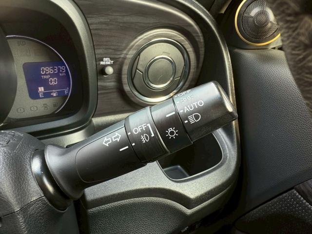 オートライト機能付き♪高速道路や峠などのトンネル・夕暮れ時にセンサーが車外の暗さを感知し、自動でヘッドライトが付くので、運転に集中し安全・安心に走行が出来る頼もしい装備です