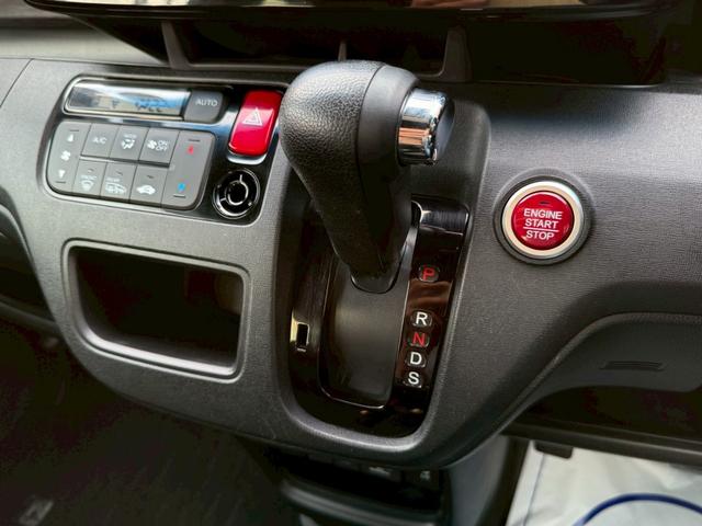 足元広々インパネシフト（＊’▽’）　オートエアコンで車内快適空間（＊’▽’）