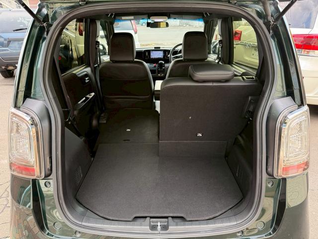 荷室＆リアシートアレンジ色々♪左右独立可倒式で、お荷物を積まれる際の積載スペースも色々アレンジ出来ます♪リアシートを２脚とも前に倒せば、フラットな積載スペースが確保出来ます♪