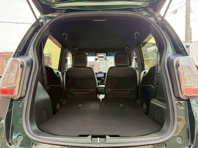 荷室＆リアシートアレンジ色々♪左右独立可倒式で、お荷物を積まれる際の積載スペースも色々アレンジ出来ます♪リアシートを２脚とも前に倒せば、フラットな積載スペースが確保出来ます♪