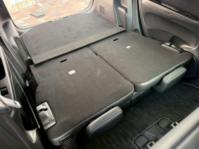 荷室＆リアシートアレンジ色々♪左右独立可倒式で、お荷物を積まれる際の積載スペースも色々アレンジ出来ます♪リアシートを２脚とも前に倒せば、フラットな積載スペースが確保出来ます♪