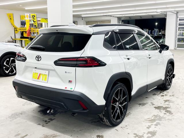 カローラクロス ＧＲスポーツ　４ＷＤ　後期型　登録済未使用車　寒冷地仕様　パノラマルーフ　１０．５インチ純正ナビ　フルセグＴＶ　Ｂｌｕｅｔｏｏｔｈ　アラウンドビューモニター　トヨタチームメイト　衝突被害軽減ブレーキ（4枚目）