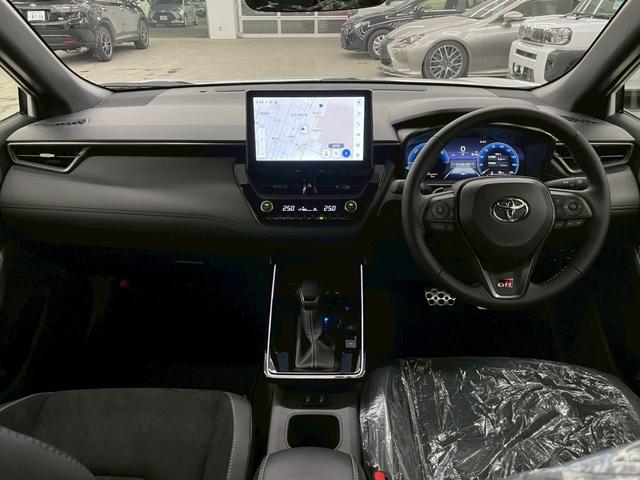 カローラクロス ＧＲスポーツ　４ＷＤ　後期型　登録済未使用車　寒冷地仕様　パノラマルーフ　１０．５インチ純正ナビ　フルセグＴＶ　Ｂｌｕｅｔｏｏｔｈ　アラウンドビューモニター　トヨタチームメイト　衝突被害軽減ブレーキ（5枚目）