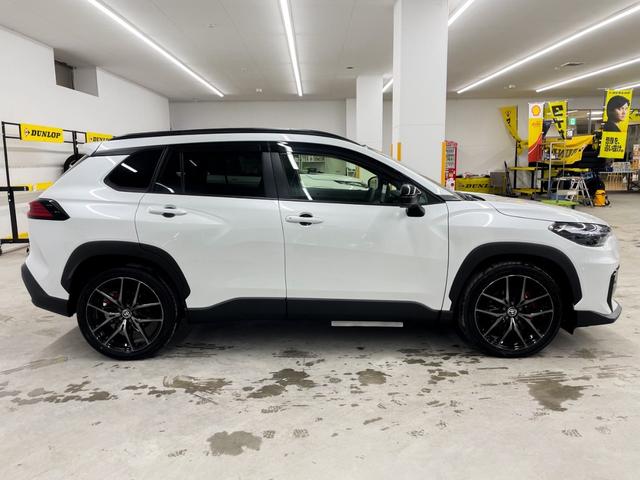 カローラクロス ＧＲスポーツ　４ＷＤ　後期型　登録済未使用車　寒冷地仕様　パノラマルーフ　１０．５インチ純正ナビ　フルセグＴＶ　Ｂｌｕｅｔｏｏｔｈ　アラウンドビューモニター　トヨタチームメイト　衝突被害軽減ブレーキ（9枚目）