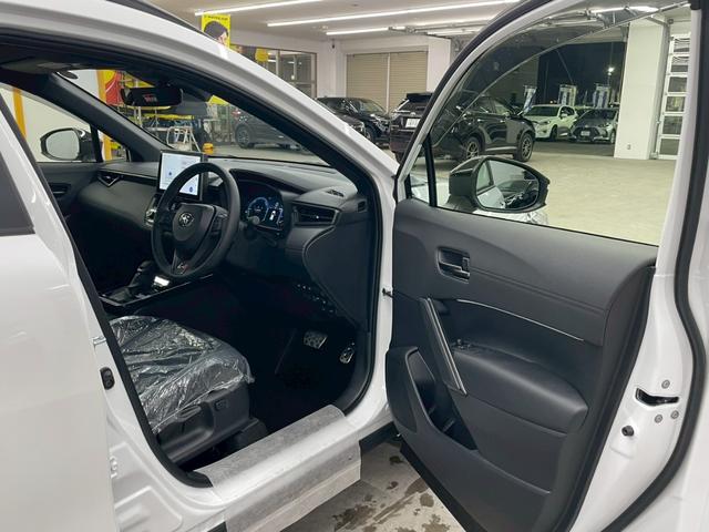 カローラクロス ＧＲスポーツ　４ＷＤ　後期型　登録済未使用車　寒冷地仕様　パノラマルーフ　１０．５インチ純正ナビ　フルセグＴＶ　Ｂｌｕｅｔｏｏｔｈ　アラウンドビューモニター　トヨタチームメイト　衝突被害軽減ブレーキ（13枚目）