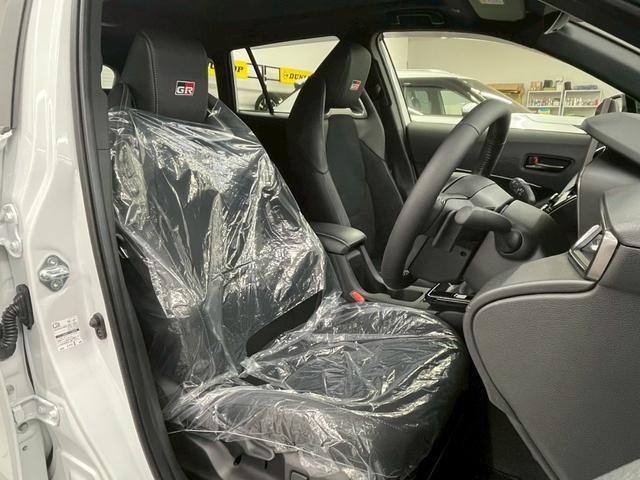 カローラクロス ＧＲスポーツ　４ＷＤ　後期型　登録済未使用車　寒冷地仕様　パノラマルーフ　１０．５インチ純正ナビ　フルセグＴＶ　Ｂｌｕｅｔｏｏｔｈ　アラウンドビューモニター　トヨタチームメイト　衝突被害軽減ブレーキ（14枚目）