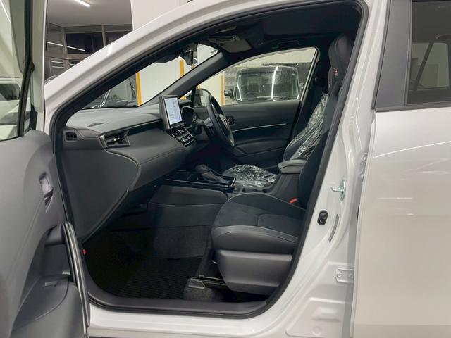 カローラクロス ＧＲスポーツ　４ＷＤ　後期型　登録済未使用車　寒冷地仕様　パノラマルーフ　１０．５インチ純正ナビ　フルセグＴＶ　Ｂｌｕｅｔｏｏｔｈ　アラウンドビューモニター　トヨタチームメイト　衝突被害軽減ブレーキ（16枚目）