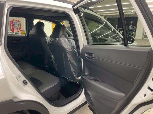 カローラクロス ＧＲスポーツ　４ＷＤ　後期型　登録済未使用車　寒冷地仕様　パノラマルーフ　１０．５インチ純正ナビ　フルセグＴＶ　Ｂｌｕｅｔｏｏｔｈ　アラウンドビューモニター　トヨタチームメイト　衝突被害軽減ブレーキ（17枚目）