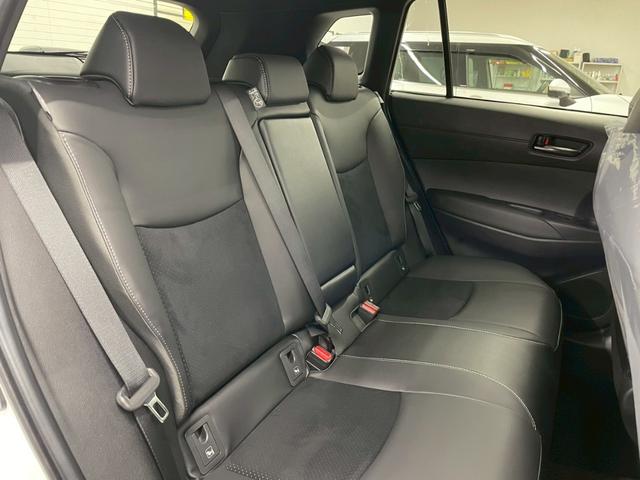 カローラクロス ＧＲスポーツ　４ＷＤ　後期型　登録済未使用車　寒冷地仕様　パノラマルーフ　１０．５インチ純正ナビ　フルセグＴＶ　Ｂｌｕｅｔｏｏｔｈ　アラウンドビューモニター　トヨタチームメイト　衝突被害軽減ブレーキ（18枚目）