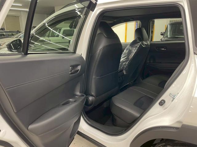 カローラクロス ＧＲスポーツ　４ＷＤ　後期型　登録済未使用車　寒冷地仕様　パノラマルーフ　１０．５インチ純正ナビ　フルセグＴＶ　Ｂｌｕｅｔｏｏｔｈ　アラウンドビューモニター　トヨタチームメイト　衝突被害軽減ブレーキ（19枚目）