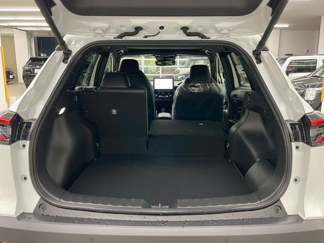 カローラクロス ＧＲスポーツ　４ＷＤ　後期型　登録済未使用車　寒冷地仕様　パノラマルーフ　１０．５インチ純正ナビ　フルセグＴＶ　Ｂｌｕｅｔｏｏｔｈ　アラウンドビューモニター　トヨタチームメイト　衝突被害軽減ブレーキ（21枚目）