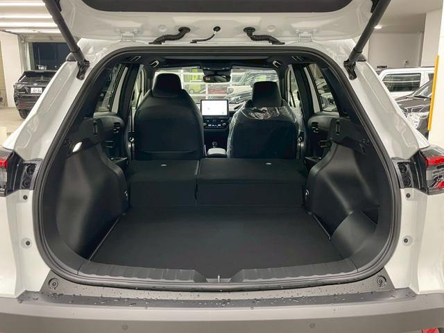 カローラクロス ＧＲスポーツ　４ＷＤ　後期型　登録済未使用車　寒冷地仕様　パノラマルーフ　１０．５インチ純正ナビ　フルセグＴＶ　Ｂｌｕｅｔｏｏｔｈ　アラウンドビューモニター　トヨタチームメイト　衝突被害軽減ブレーキ（22枚目）
