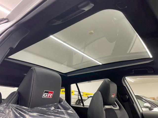 カローラクロス ＧＲスポーツ　４ＷＤ　後期型　登録済未使用車　寒冷地仕様　パノラマルーフ　１０．５インチ純正ナビ　フルセグＴＶ　Ｂｌｕｅｔｏｏｔｈ　アラウンドビューモニター　トヨタチームメイト　衝突被害軽減ブレーキ（23枚目）
