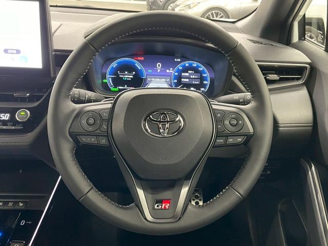 カローラクロス ＧＲスポーツ　４ＷＤ　後期型　登録済未使用車　寒冷地仕様　パノラマルーフ　１０．５インチ純正ナビ　フルセグＴＶ　Ｂｌｕｅｔｏｏｔｈ　アラウンドビューモニター　トヨタチームメイト　衝突被害軽減ブレーキ（26枚目）