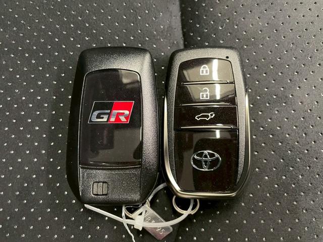 カローラクロス ＧＲスポーツ　４ＷＤ　後期型　登録済未使用車　寒冷地仕様　パノラマルーフ　１０．５インチ純正ナビ　フルセグＴＶ　Ｂｌｕｅｔｏｏｔｈ　アラウンドビューモニター　トヨタチームメイト　衝突被害軽減ブレーキ（39枚目）