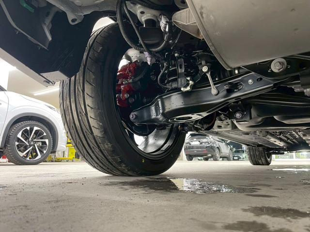 カローラクロス ＧＲスポーツ　４ＷＤ　後期型　登録済未使用車　寒冷地仕様　パノラマルーフ　１０．５インチ純正ナビ　フルセグＴＶ　Ｂｌｕｅｔｏｏｔｈ　アラウンドビューモニター　トヨタチームメイト　衝突被害軽減ブレーキ（43枚目）