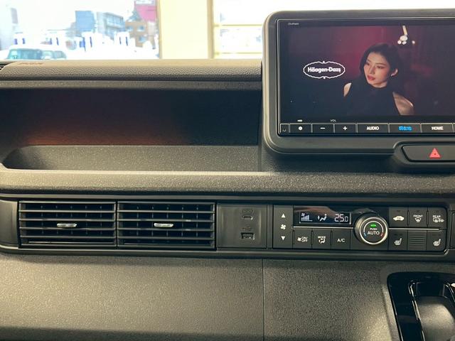 Ｎ－ＢＯＸカスタム ターボ　４ＷＤ　純正８インチナビ　バックカメラ　フルセグＴＶ　Ｂｕｌｅｔｏｏｔｈ　ＵＳＢ　両側電動スライドドア　ハーフレザーシート　衝突被害軽減ブレーキ　レーンキープアシスト　パドルシフト　届け出済み未使用車（33枚目）