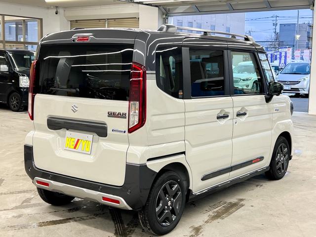 スペーシアギア ハイブリッドＸＺ　ターボ　４ＷＤ　届出済未使用車　スズキコネクト対応純正９インチナビ　アラウンドビューモニター　フルセグＴＶ　Ｂｌｕｅｔｏｏｔｈ　両側電動スライドドア　シートヒーター　衝突被害軽減ブレーキ　ステアリングヒーター（4枚目）