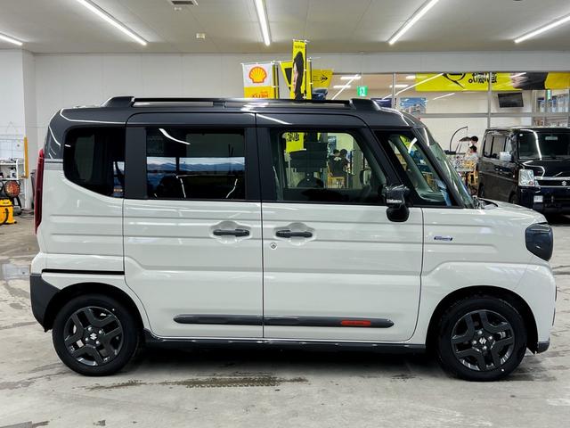 スペーシアギア ハイブリッドＸＺ　ターボ　４ＷＤ　届出済未使用車　スズキコネクト対応純正９インチナビ　アラウンドビューモニター　フルセグＴＶ　Ｂｌｕｅｔｏｏｔｈ　両側電動スライドドア　シートヒーター　衝突被害軽減ブレーキ　ステアリングヒーター（12枚目）