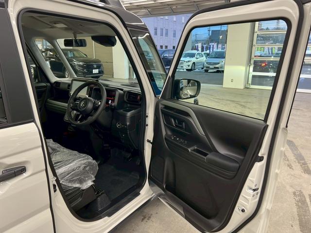 スペーシアギア ハイブリッドＸＺ　ターボ　４ＷＤ　届出済未使用車　スズキコネクト対応純正９インチナビ　アラウンドビューモニター　フルセグＴＶ　Ｂｌｕｅｔｏｏｔｈ　両側電動スライドドア　シートヒーター　衝突被害軽減ブレーキ　ステアリングヒーター（13枚目）