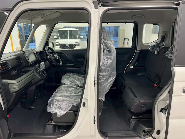 スペーシアギア ハイブリッドＸＺ　ターボ　４ＷＤ　届出済未使用車　スズキコネクト対応純正９インチナビ　アラウンドビューモニター　フルセグＴＶ　Ｂｌｕｅｔｏｏｔｈ　両側電動スライドドア　シートヒーター　衝突被害軽減ブレーキ　ステアリングヒーター（17枚目）