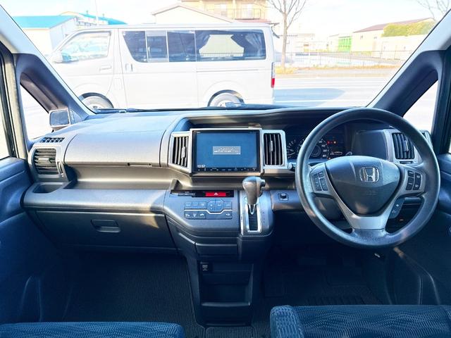 ステップワゴン Ｇ　Ｅセレクション　４ＷＤ　本州仕入　寒冷地仕様　純正ナビ　Ｂｌｕｅｔｏｏｔｈ接続　後席モニター　パワスラ　アイドリングストップ　社外アルミ　横滑り防止　スマートキー　３列シート　タイミングチェーン車　Ｂカメラ　フルセグ（6枚目）