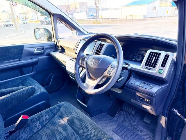 ステップワゴン Ｇ　Ｅセレクション　４ＷＤ　本州仕入　寒冷地仕様　純正ナビ　Ｂｌｕｅｔｏｏｔｈ接続　後席モニター　パワスラ　アイドリングストップ　社外アルミ　横滑り防止　スマートキー　３列シート　タイミングチェーン車　Ｂカメラ　フルセグ（7枚目）