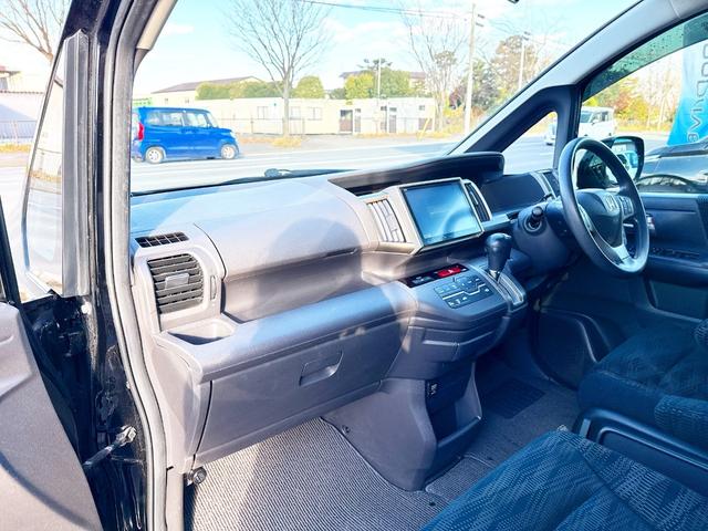 ステップワゴン Ｇ　Ｅセレクション　４ＷＤ　本州仕入　寒冷地仕様　純正ナビ　Ｂｌｕｅｔｏｏｔｈ接続　後席モニター　パワスラ　アイドリングストップ　社外アルミ　横滑り防止　スマートキー　３列シート　タイミングチェーン車　Ｂカメラ　フルセグ（8枚目）