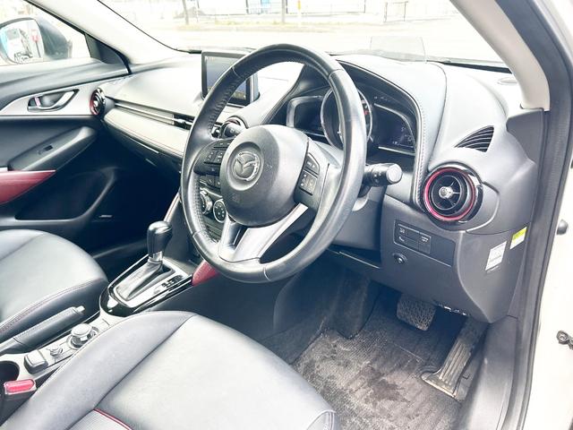 ＣＸ－３ ＸＤ　ツーリング　４ＷＤ　革シート　純正ナビ　フルセグＴＶ　バックカメラ　ローダウン　軽減ブレーキ　クルーズコントロール　スマートキー　アイドリングストップ　シートヒーター　ＭＴモード付　社外アルミ　横滑り防止（7枚目）