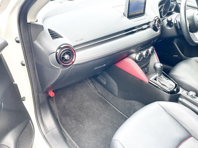 ＣＸ－３ ＸＤ　ツーリング　４ＷＤ　革シート　純正ナビ　フルセグＴＶ　バックカメラ　ローダウン　軽減ブレーキ　クルーズコントロール　スマートキー　アイドリングストップ　シートヒーター　ＭＴモード付　社外アルミ　横滑り防止（8枚目）
