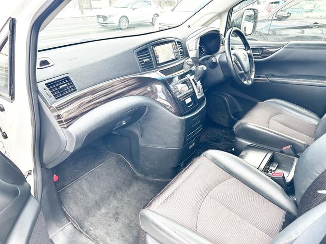 エルグランド ２５０ハイウェイスター　４ＷＤ　寒冷地仕様　純正ナビ　後席モニター　バックカメラ　両側パワースライド　２列目オットマンシート　ＬＥＤヘッドライト　スマートキー　横滑り防止　ＭＴモード　ハーフレザーシート　ＥＴＣ　純正アルミ（8枚目）