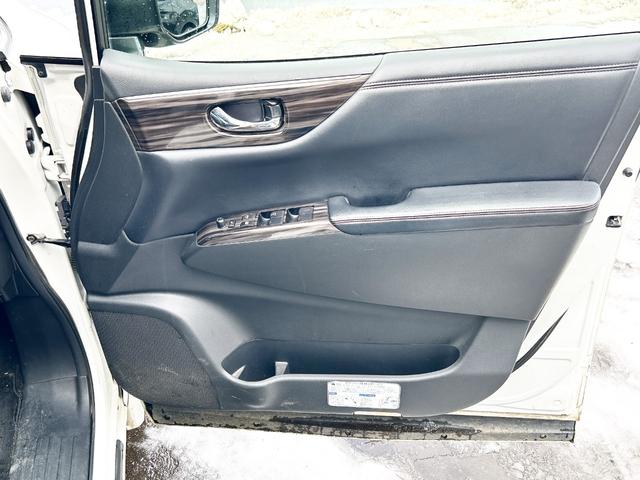 エルグランド ２５０ハイウェイスター　４ＷＤ　寒冷地仕様　純正ナビ　後席モニター　バックカメラ　両側パワースライド　２列目オットマンシート　ＬＥＤヘッドライト　スマートキー　横滑り防止　ＭＴモード　ハーフレザーシート　ＥＴＣ　純正アルミ（45枚目）