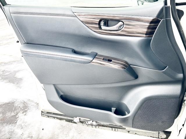 エルグランド ２５０ハイウェイスター　４ＷＤ　寒冷地仕様　純正ナビ　後席モニター　バックカメラ　両側パワースライド　２列目オットマンシート　ＬＥＤヘッドライト　スマートキー　横滑り防止　ＭＴモード　ハーフレザーシート　ＥＴＣ　純正アルミ（72枚目）