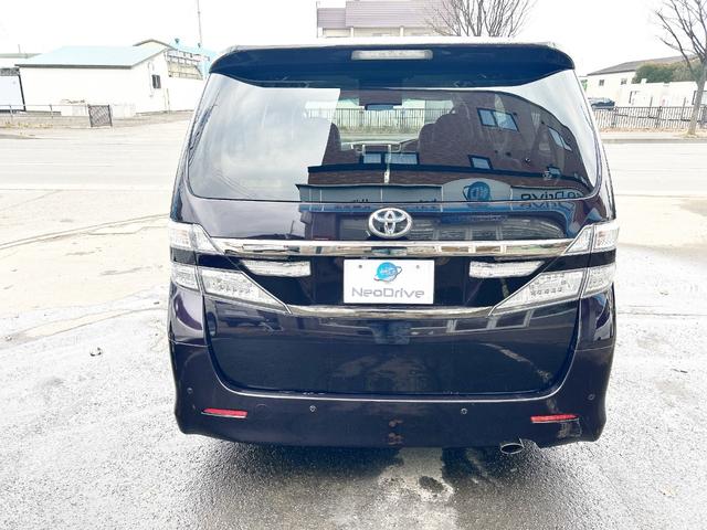 ヴェルファイア ２．４Ｚ　ゴールデンアイズ　４ＷＤ　後期型　アルパイン８型ナビ　後席モニター　フルセグＴＶ　両側パワースライド　電動リアゲート　ＨＩＤ　スマートキー　コーナーセンサー　　ハーフレザー　２列目オットマンシート　社外アルミ（12枚目）