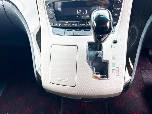 ヴェルファイア ２．４Ｚ　ゴールデンアイズ　４ＷＤ　後期型　アルパイン８型ナビ　後席モニター　フルセグＴＶ　両側パワースライド　電動リアゲート　ＨＩＤ　スマートキー　コーナーセンサー　　ハーフレザー　２列目オットマンシート　社外アルミ（33枚目）