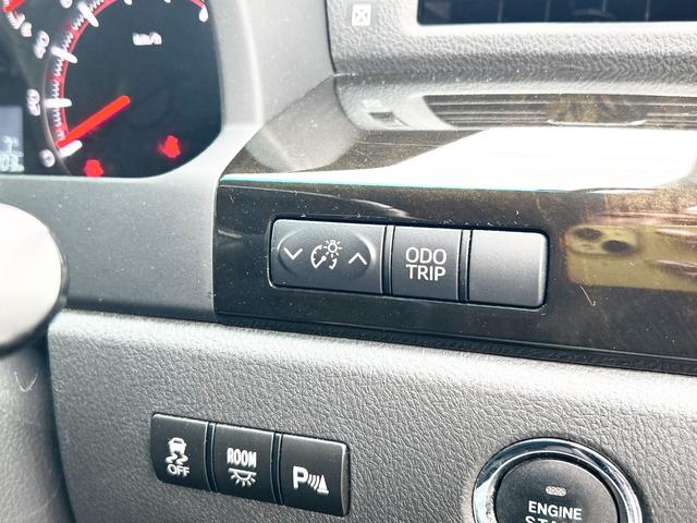 ヴェルファイア ２．４Ｚ　ゴールデンアイズ　４ＷＤ　後期型　アルパイン８型ナビ　後席モニター　フルセグＴＶ　両側パワースライド　電動リアゲート　ＨＩＤ　スマートキー　コーナーセンサー　　ハーフレザー　２列目オットマンシート　社外アルミ（41枚目）