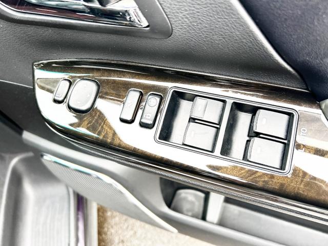 ヴェルファイア ２．４Ｚ　ゴールデンアイズ　４ＷＤ　後期型　アルパイン８型ナビ　後席モニター　フルセグＴＶ　両側パワースライド　電動リアゲート　ＨＩＤ　スマートキー　コーナーセンサー　　ハーフレザー　２列目オットマンシート　社外アルミ（46枚目）