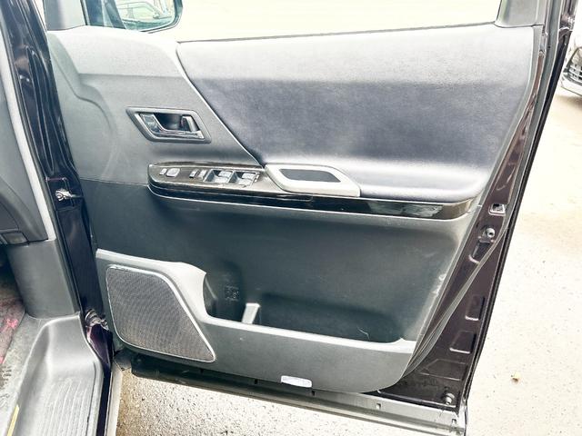 ヴェルファイア ２．４Ｚ　ゴールデンアイズ　４ＷＤ　後期型　アルパイン８型ナビ　後席モニター　フルセグＴＶ　両側パワースライド　電動リアゲート　ＨＩＤ　スマートキー　コーナーセンサー　　ハーフレザー　２列目オットマンシート　社外アルミ（47枚目）