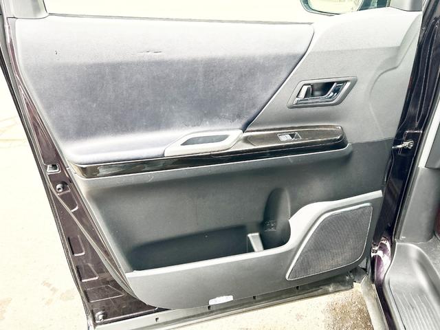 ヴェルファイア ２．４Ｚ　ゴールデンアイズ　４ＷＤ　後期型　アルパイン８型ナビ　後席モニター　フルセグＴＶ　両側パワースライド　電動リアゲート　ＨＩＤ　スマートキー　コーナーセンサー　　ハーフレザー　２列目オットマンシート　社外アルミ（72枚目）