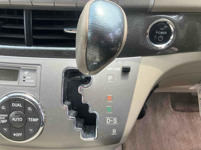 エスティマハイブリッド Ｇ　４ＷＤ　バックカメラ　ナビ　ＴＶ　オートクルーズコントロール　パークアシスト　両側電動スライドドア　オートライト　ＨＩＤ　サンルーフ　スマートキー　電動格納ミラー　パワーシート　ＣＶＴ　アルミホイール（8枚目）