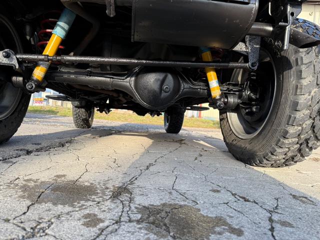 ジムニー ランドベンチャー　４ＷＤ　リフトアップ車　社外バンパー　社外ステップ　キーレスエントリー　電動格納ミラー　ドライブシートヒター　社外グリル　スキットプレート（10枚目）