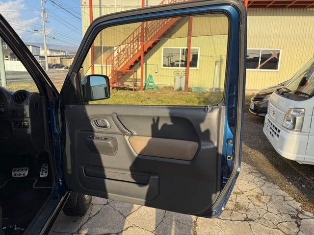 ジムニー ランドベンチャー　４ＷＤ　リフトアップ車　社外バンパー　社外ステップ　キーレスエントリー　電動格納ミラー　ドライブシートヒター　社外グリル　スキットプレート（14枚目）