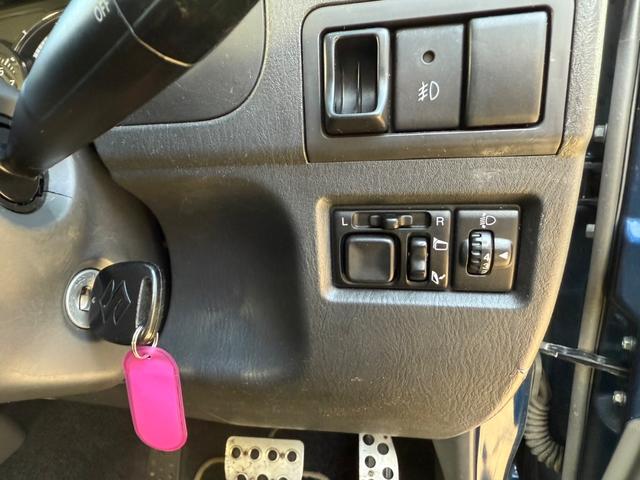 ジムニー ランドベンチャー　４ＷＤ　リフトアップ車　社外バンパー　社外ステップ　キーレスエントリー　電動格納ミラー　ドライブシートヒター　社外グリル　スキットプレート（32枚目）