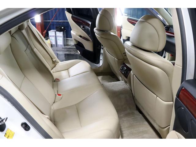 LS600hバージョンSIパッケージ4WDxエアロx19AW メーカーHDDナビ/6連DVDチェンジャー/フルセグTV/バックモニター/ミュージックサーバー/スマートキー/ビルトインETC/ブルートゥース/ミラーヒーター/タイミングチェーン/フルリアサンシェード(15枚目)