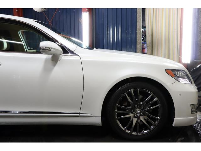 LS600hバージョンSIパッケージ4WDxエアロx19AW メーカーHDDナビ/6連DVDチェンジャー/フルセグTV/バックモニター/ミュージックサーバー/スマートキー/ビルトインETC/ブルートゥース/ミラーヒーター/タイミングチェーン/フルリアサンシェード(32枚目)