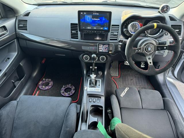 毎回座るフロントシート。運転席は必ず使用する部分ですので、座り心地が重要です！