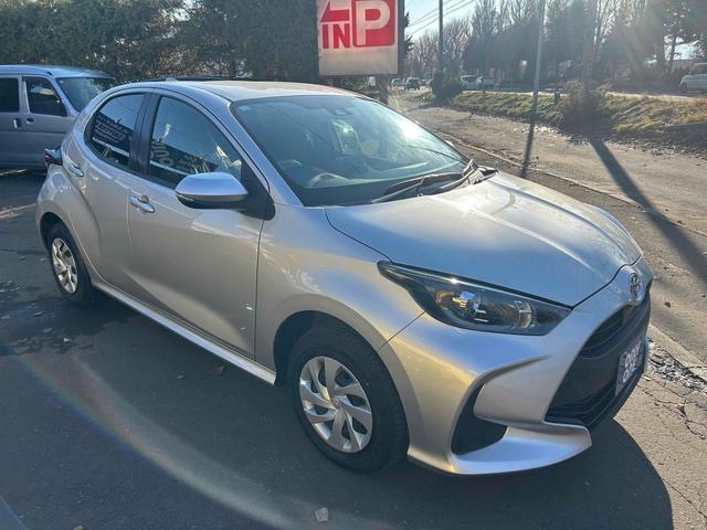 ヤリス Ｘ　４ＷＤ　オートクルーズコントロール　レーンアシスト　衝突被害軽減システム　オートマチックハイビーム　オートライト　スマートキー　ＣＶＴ　盗難防止システム　衝突安全ボディ　ＡＢＳ　ＥＳＣ　ＵＳＢ（3枚目）