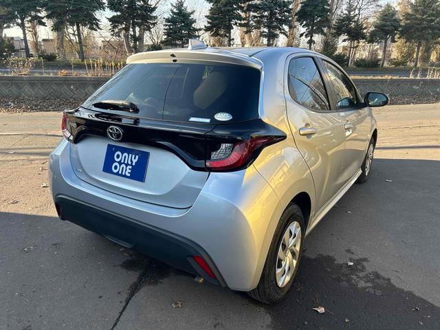 ヤリス Ｘ　４ＷＤ　オートクルーズコントロール　レーンアシスト　衝突被害軽減システム　オートマチックハイビーム　オートライト　スマートキー　ＣＶＴ　盗難防止システム　衝突安全ボディ　ＡＢＳ　ＥＳＣ　ＵＳＢ（5枚目）