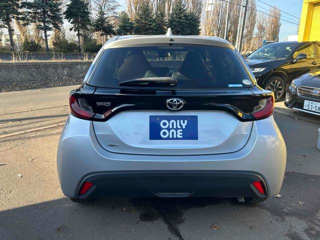 ヤリス Ｘ　４ＷＤ　オートクルーズコントロール　レーンアシスト　衝突被害軽減システム　オートマチックハイビーム　オートライト　スマートキー　ＣＶＴ　盗難防止システム　衝突安全ボディ　ＡＢＳ　ＥＳＣ　ＵＳＢ（6枚目）