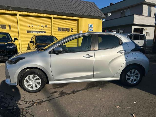 ヤリス Ｘ　４ＷＤ　オートクルーズコントロール　レーンアシスト　衝突被害軽減システム　オートマチックハイビーム　オートライト　スマートキー　ＣＶＴ　盗難防止システム　衝突安全ボディ　ＡＢＳ　ＥＳＣ　ＵＳＢ（8枚目）